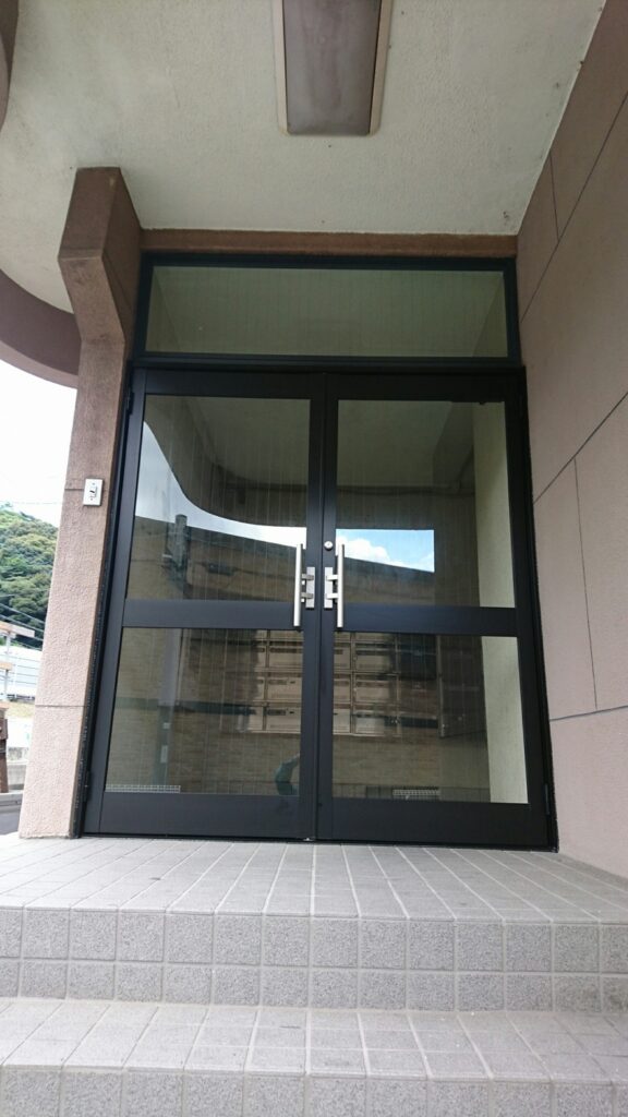 マンションエントランスのドア交換です♪　マンション　リフォーム　ドア