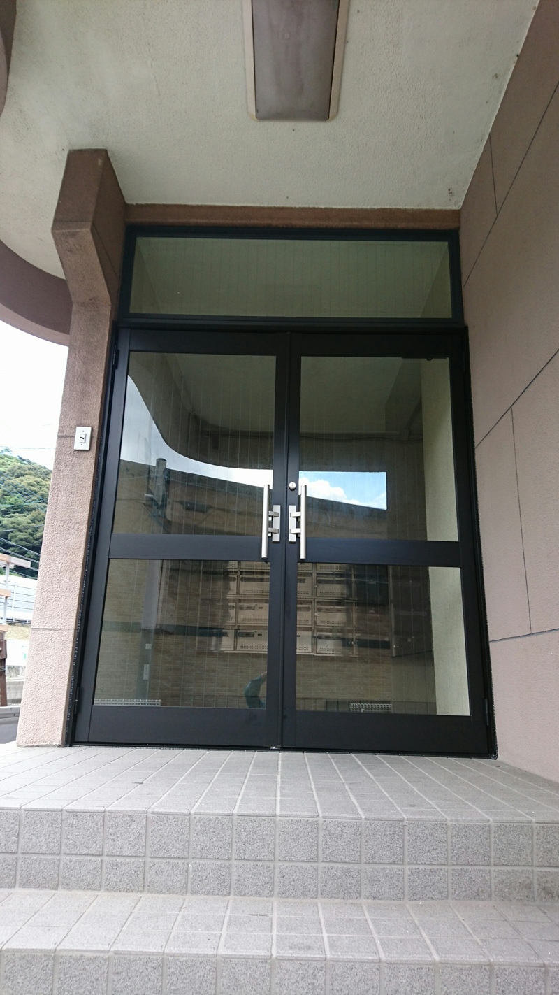 マンションエントランスのドア交換です♪　マンション　リフォーム　ドア